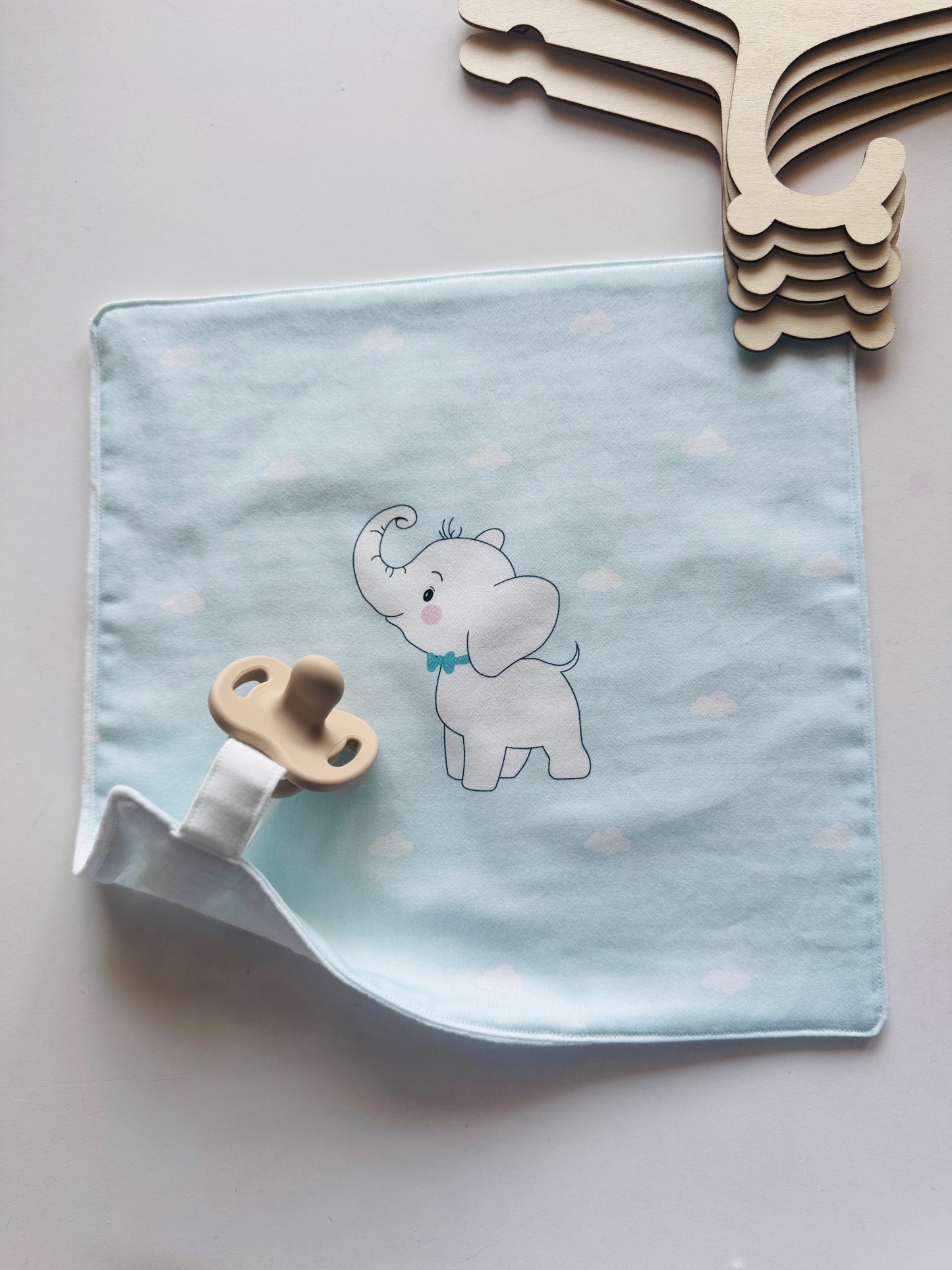 Carré accroche tétine - Eléphant bleu (Plusieurs modèles)