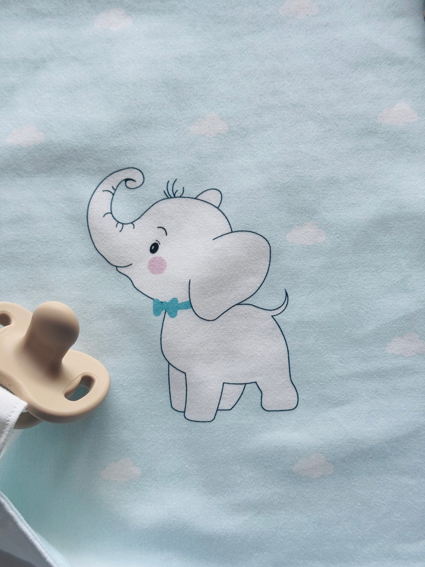 Carré accroche tétine - Eléphant bleu (Plusieurs modèles)
