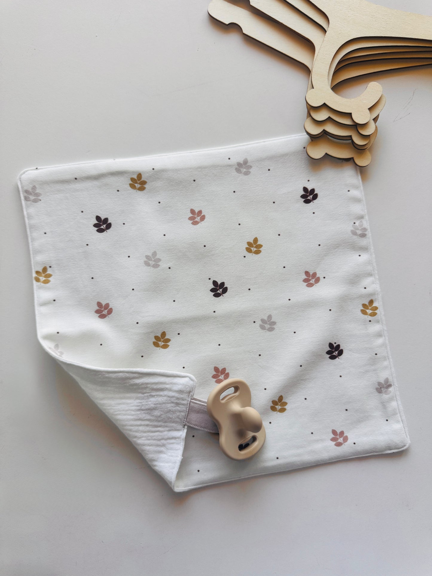 Carré accroche tétine - Feuilles